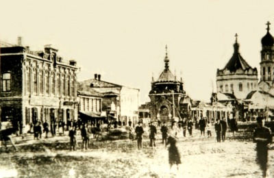 Центр с. Богородского. Вид на часовню Александра II и церковь Воскресения Христова