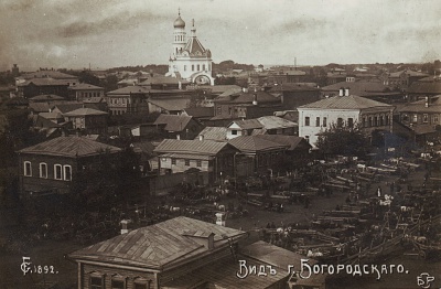 Панорама базарной площади с видом на храм Воскресения Христова