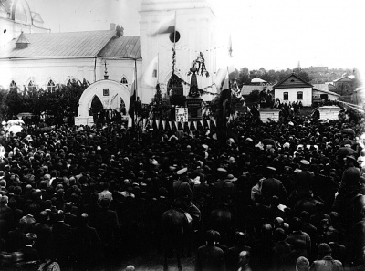 Перед бюстом Александра II у церкви Успения
