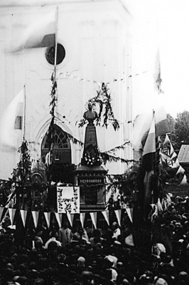 Бюст Александра II у церкви Успения. Фрагмент